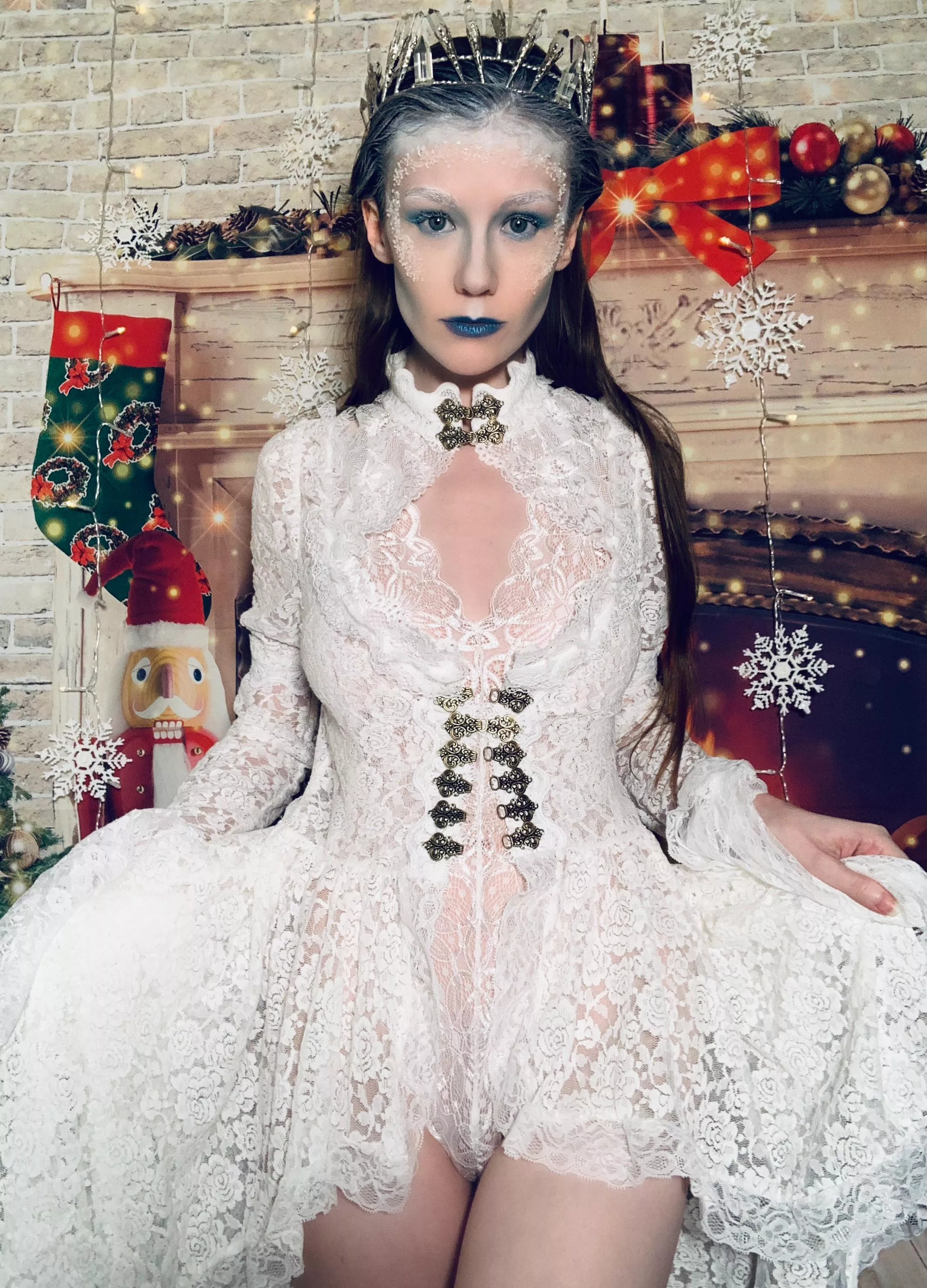 Doing a winter themed show on mfc in a couple of hours ☺️ posted by EmilyBloomModel