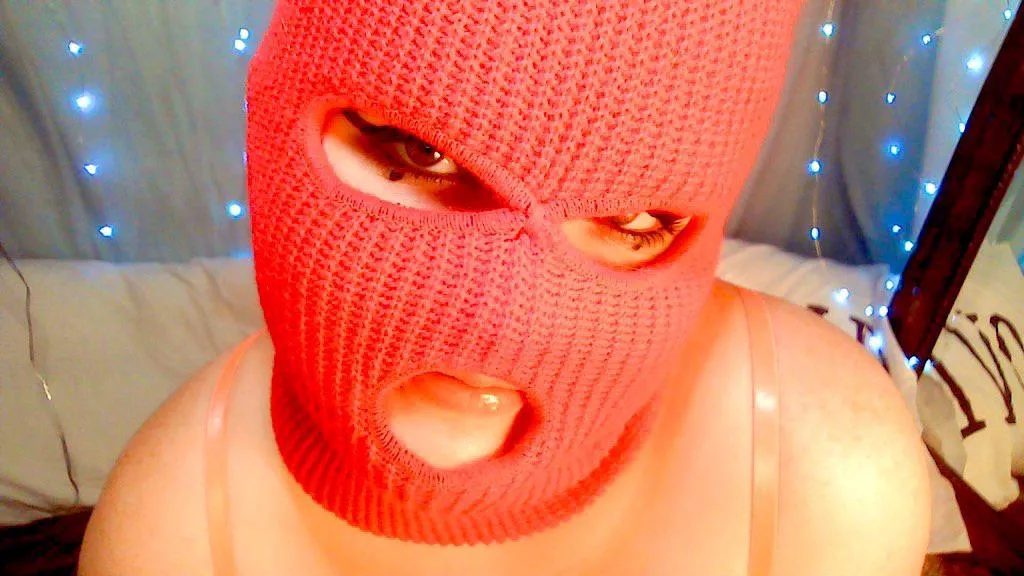 [domme] I want to make little men kiss my feet 🖤 posted by Mommyskll