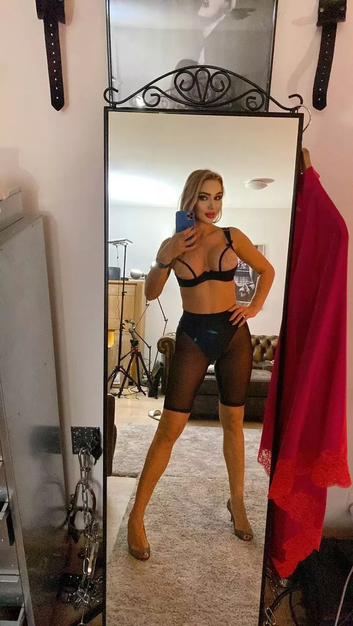 [domme] On all fours, Slave! You’re gonna please your Mistress. posted by Princesse-Venus