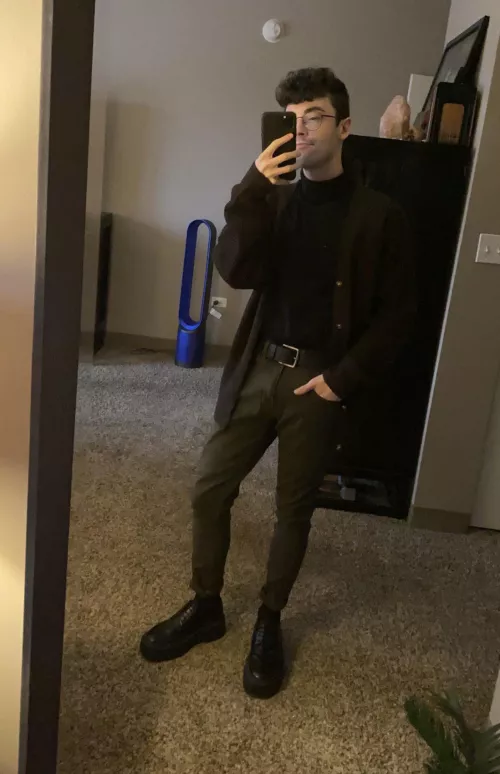 Done with work, ready to play the sims the rest of the day 😌 by wolfinthedaylight