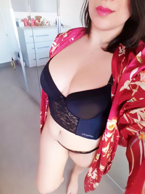 Don't care about the mirror behind me, it's not a problem! by Gryph4fun