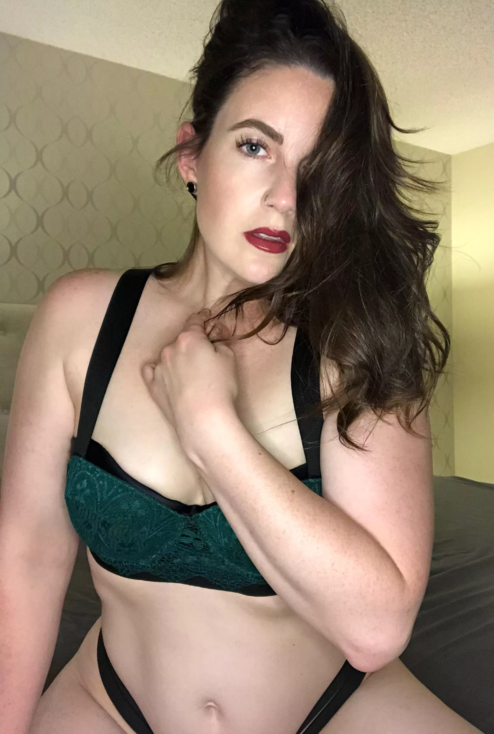 Don’t I look good in green? posted by madamquidam