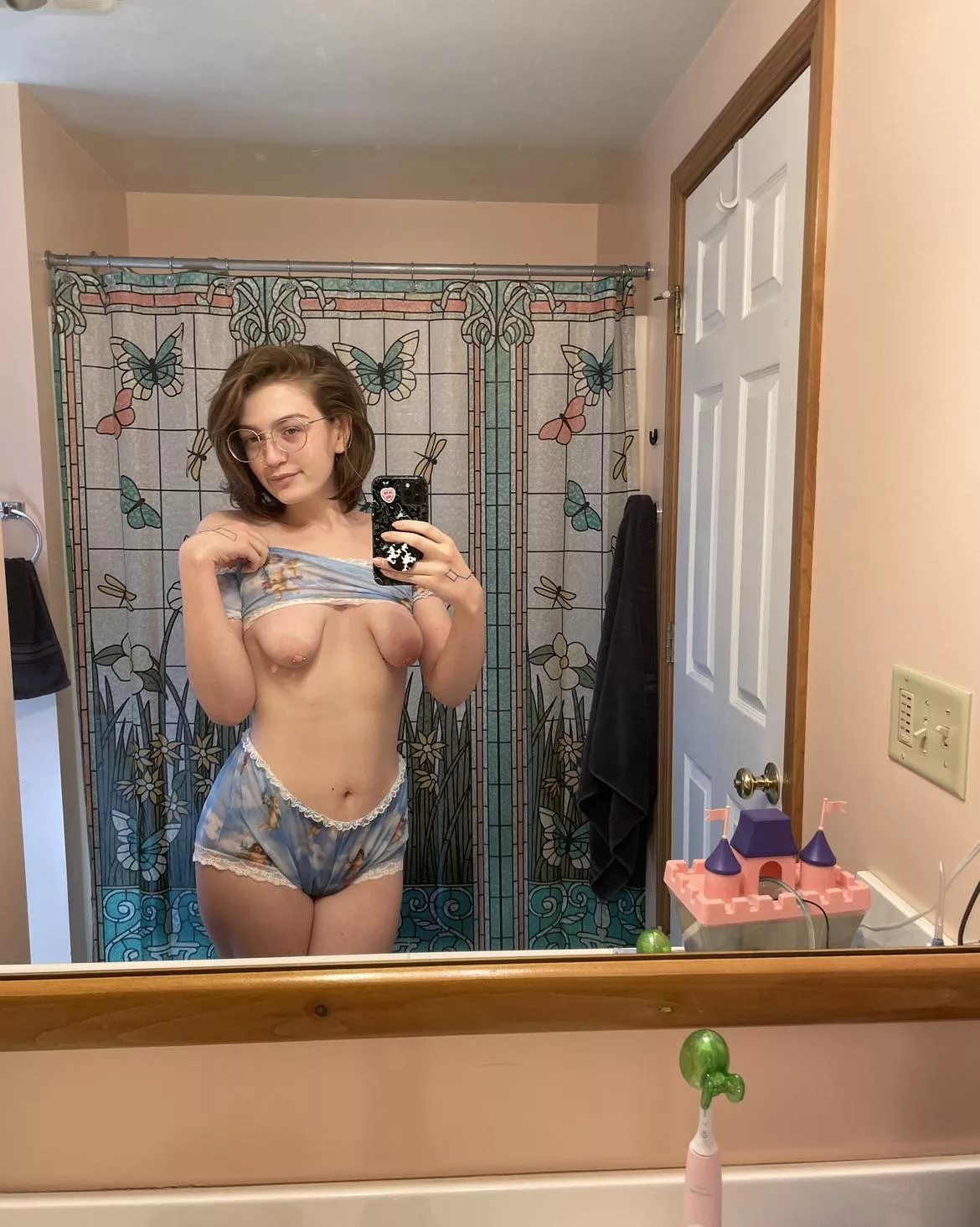 Don't mind my bed head posted by Fern_LeFaye