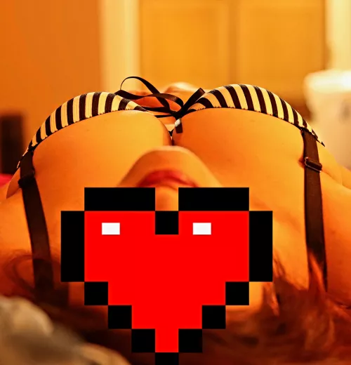 Don't peek at my peaks👅 by softjuicyknockers