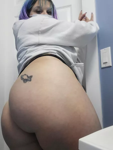 Don't tell my boss I took this at work (f) by EllieCha0tic