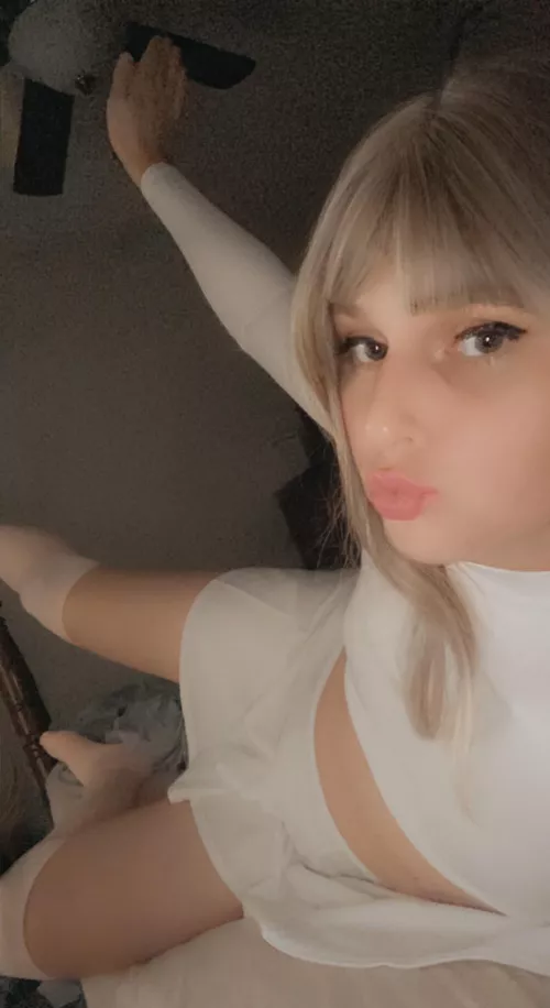 Don’t you just LOVE my girly knee-high socks? by Luuucyu