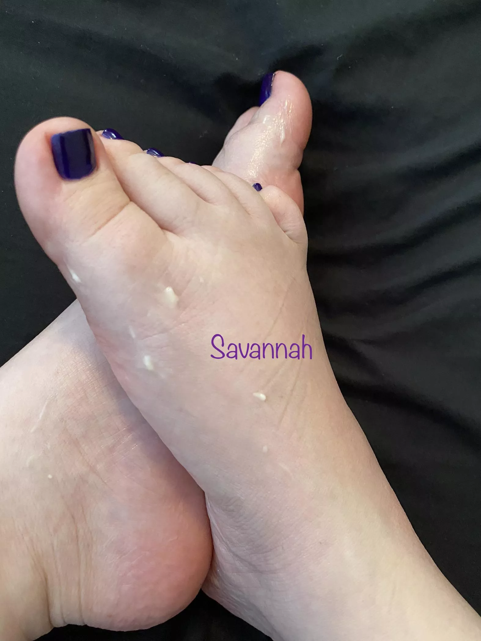 Don’t you want to watch me rub lotion on my feet? If so, feel free to DM me! 😋 posted by Savannahs_Feet