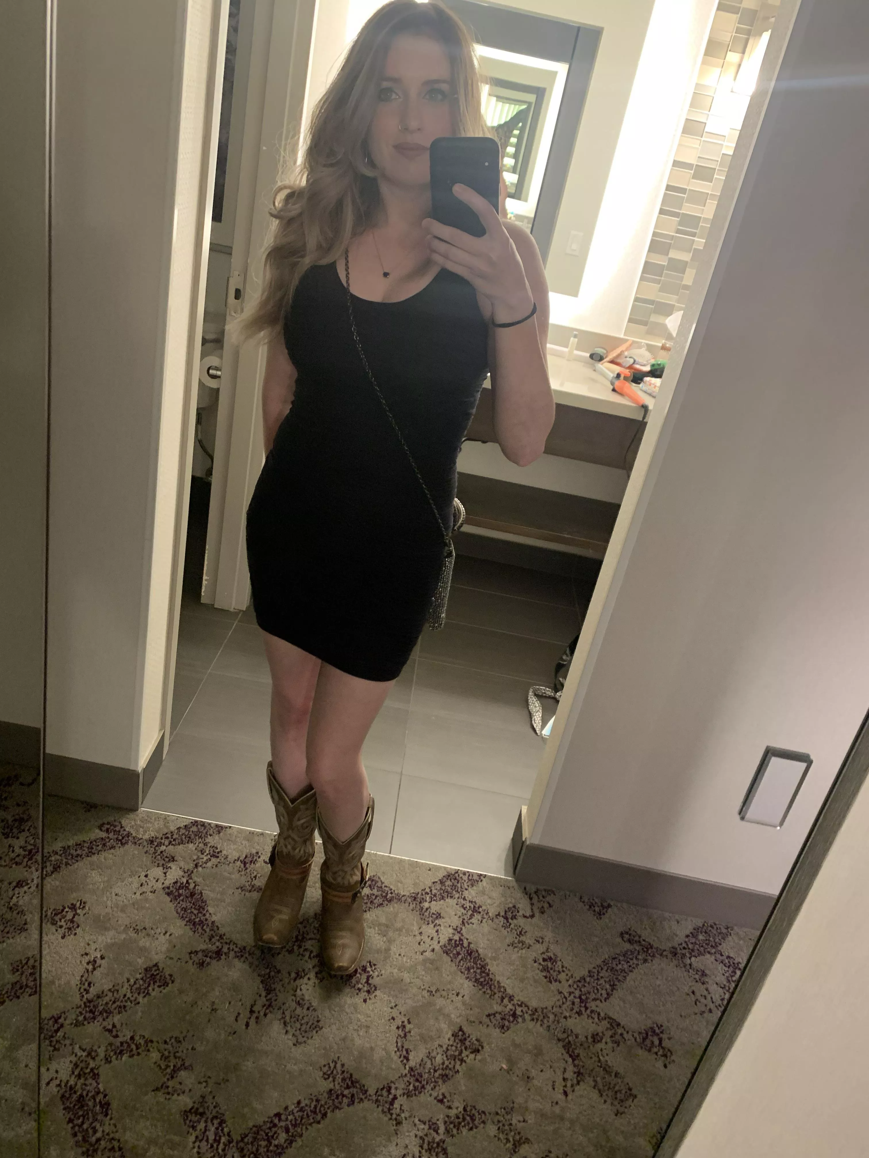 Down to earth MILF who enjoys sexting and teasing. I enjoy live chats when I’ve got a moment. I have fun with dick ratings and I make customs. posted by VioletWhiskey_