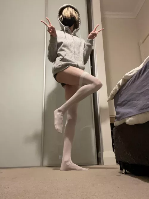 Dressed cute, posing cute, and feeling pretty comfy by AIushy