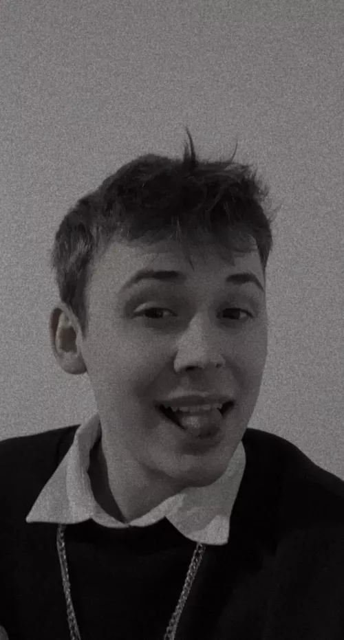 Drop me a message if you’re bored down to meet new people! by Sc_Jason_t9664