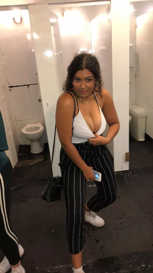 Drunk slut I know😂 by pakibf