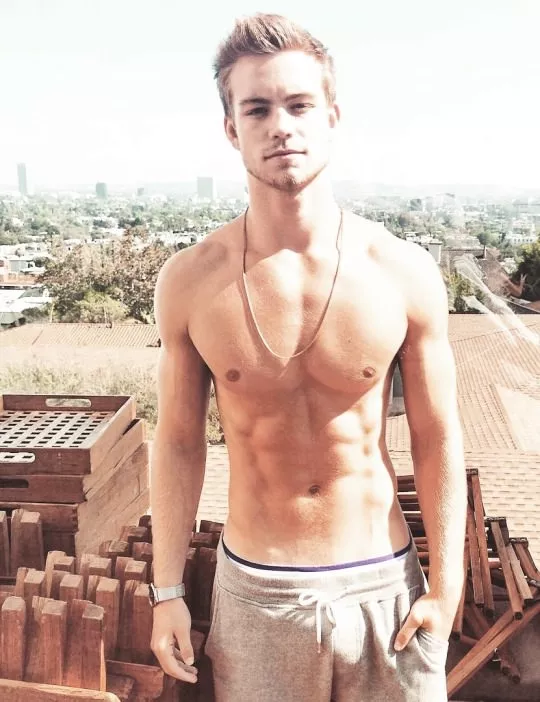 Dustin McNeer (@DustinMcNeer) posted by RGuysInSweatpants