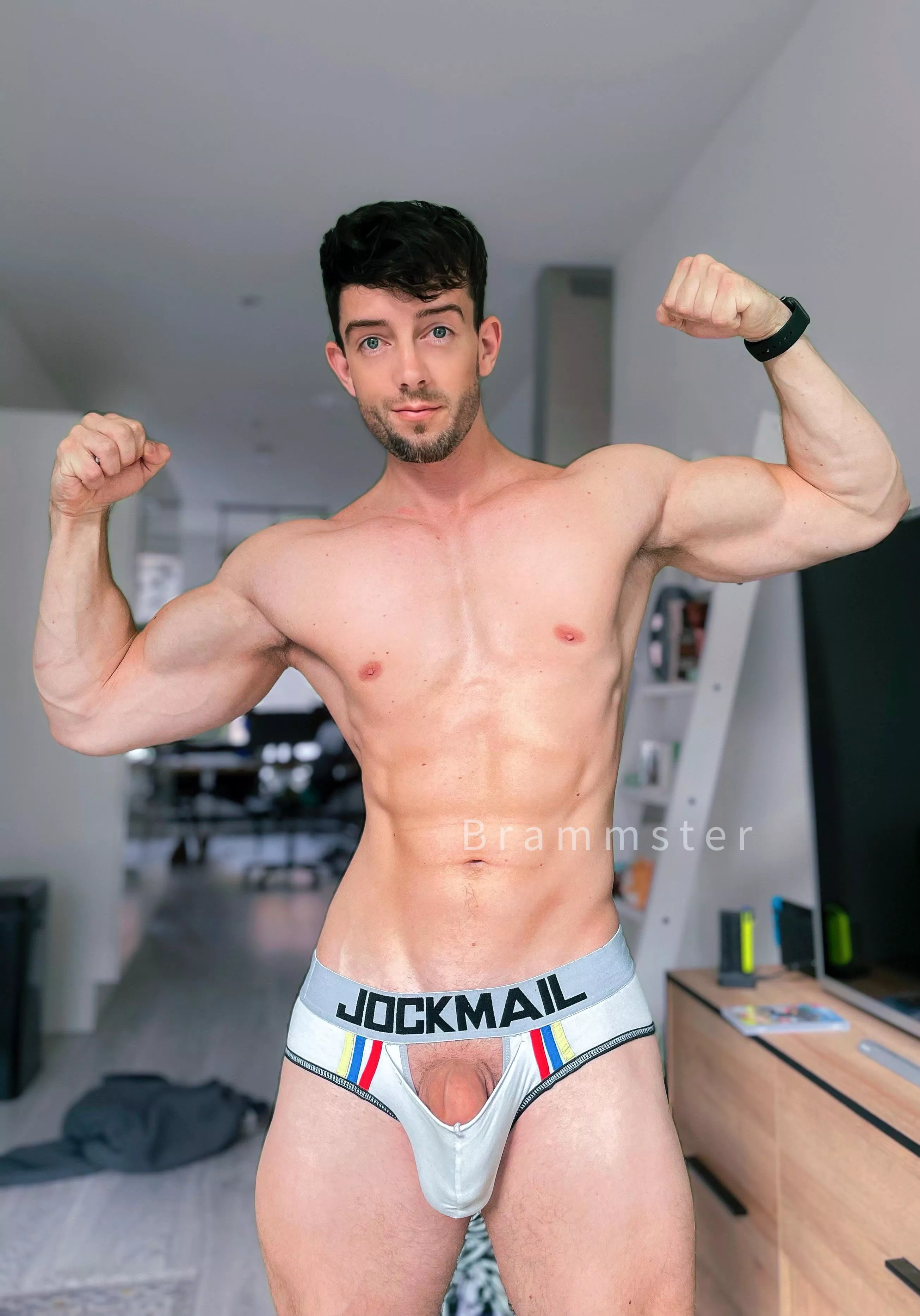 Dutch & Hung with some Big Guns posted by Brammsterr