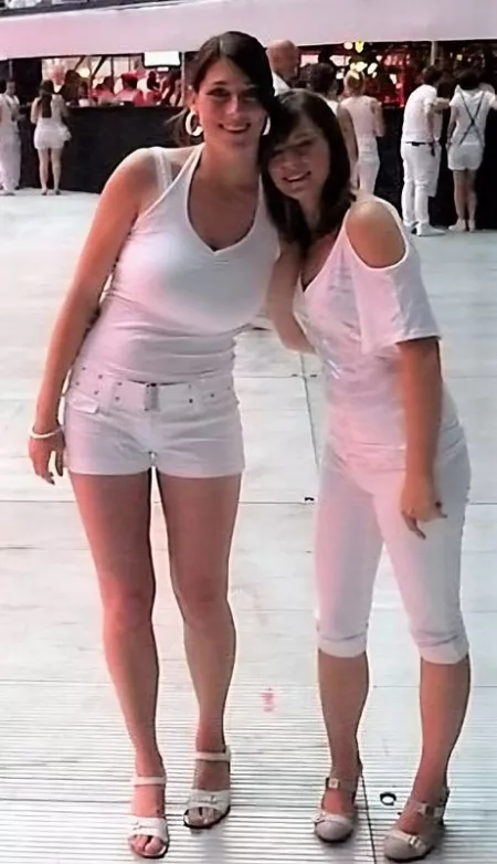 Dwarfing her friends head by SpurtNSpurt