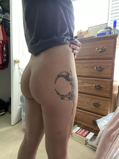 Early pregnancy butt 😋 by LunaFoxxx95