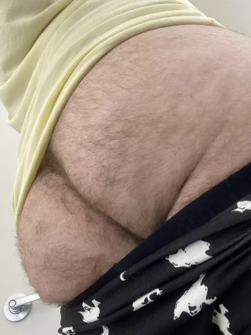 Eat it from behind by hairybottomboy