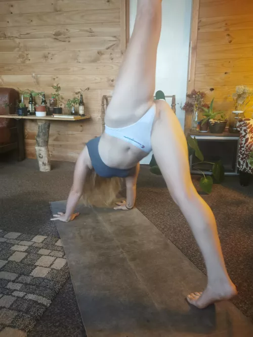 Eka pada vinyassa by zen_o