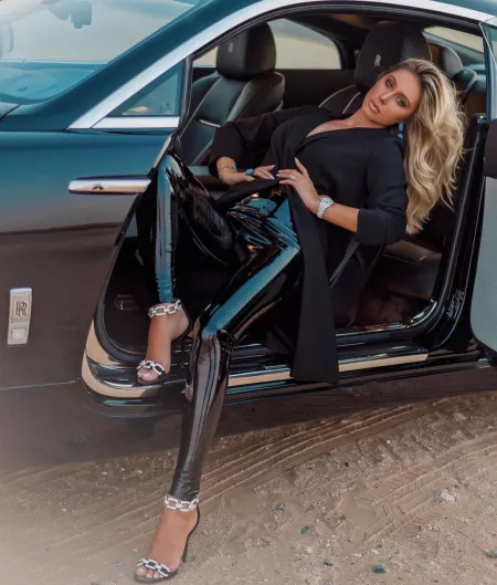 Ela Arjandas by BOOOOOOOBIES