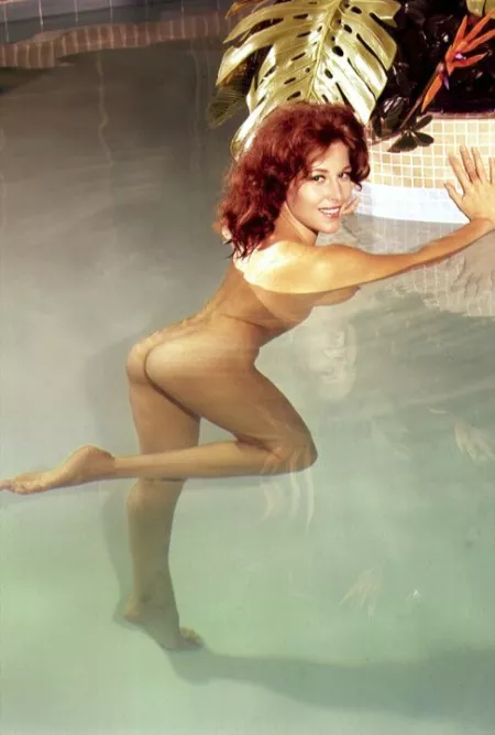 Elaine Reynolds by paredocks