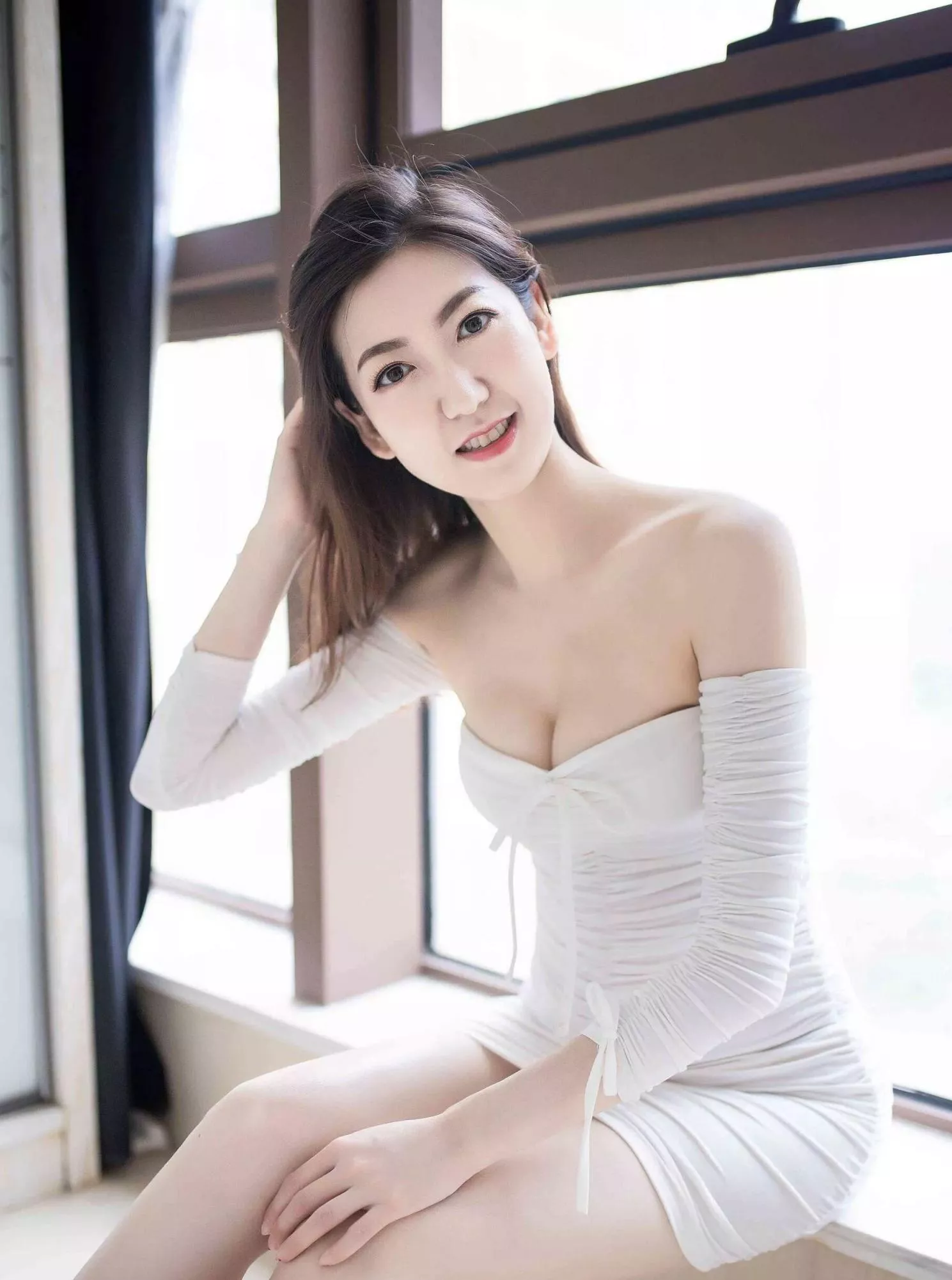 Elegant and beautiful lady [F36] posted by Snoo-53338