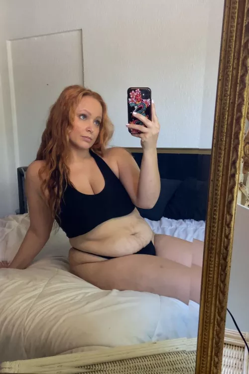 Embracing my belly 😊 by vivtheslag