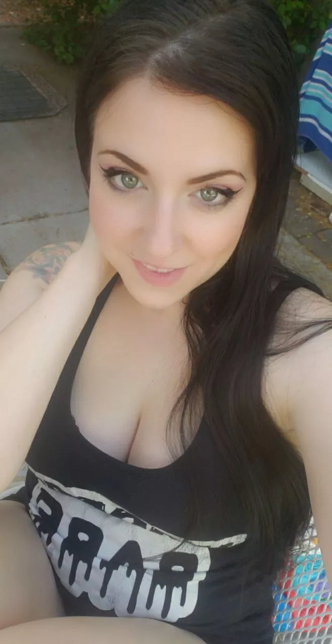 Emo woman 😊 posted by Miss_Muerte0666