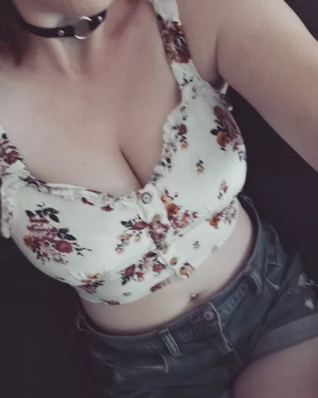 Enjoying the warm weather while it lasts! by collaredlily