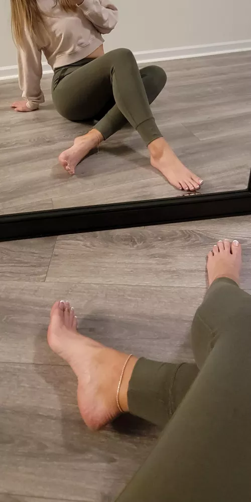 Enough looking.. come here because these arches and toes wanna feel you all over them😘 by erixalune