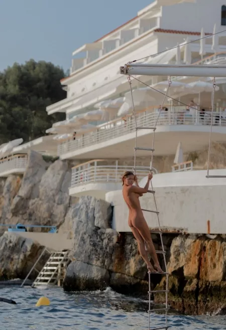 Entering the ocean by altbubblr