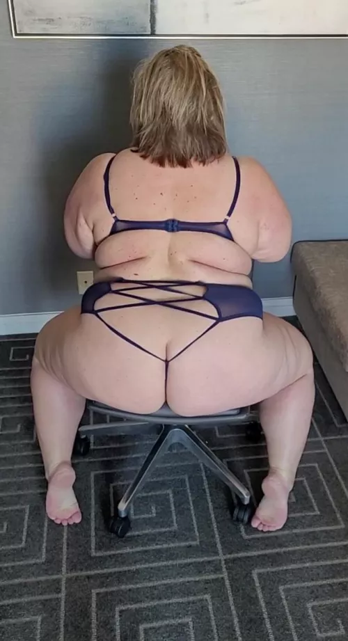 Entertain me on this boring Sunday by curvymamasophie