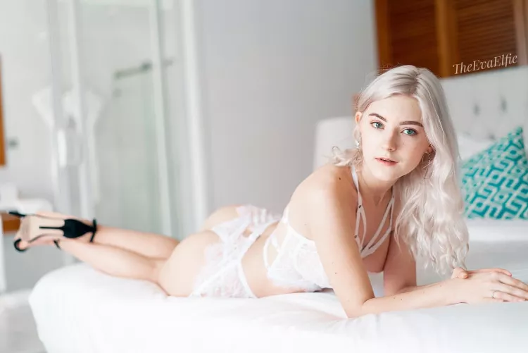 Eva Elfie by deferredream