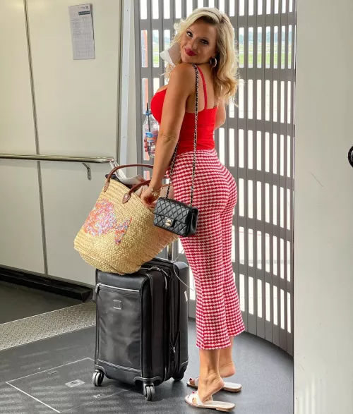 Evelyn Burdecki by BigBootyCelebs