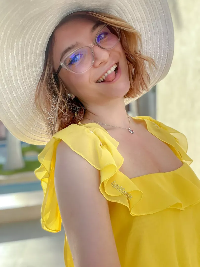 Even I post nudes on Reddit I'm just a simple girl and you can pass near me anytime without noticing me. posted by LyzMania