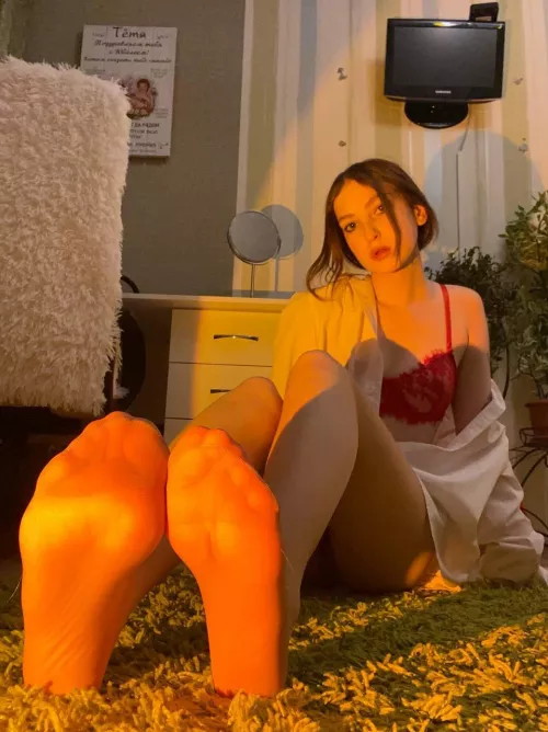 Ever had Nylon toes wrapped around you? I bet I could make it feel amazing 😈🤭 by kirry06