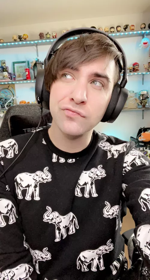 Ever have a stressful day but then you remember that you’re looking cute today? 😬 by officiallychadd