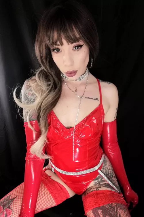 Everything Red, everything shiny by Kinkerbell2307