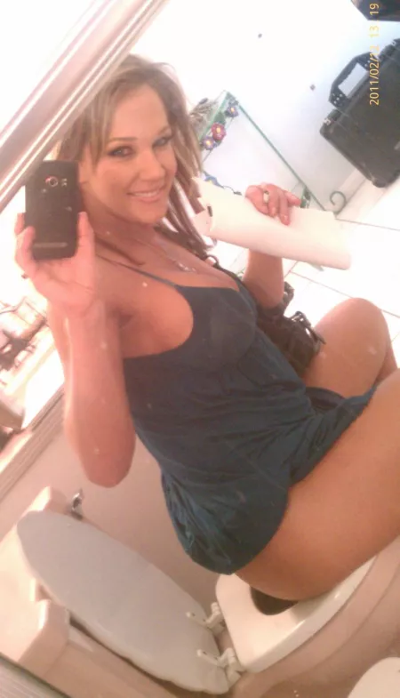 Excellent toilet selfie by CatpainTpyos