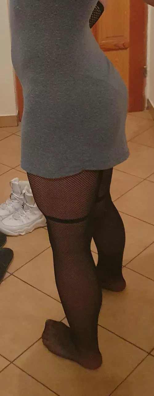 Excuse my thunder thighs > < by Hakseaux_Vince