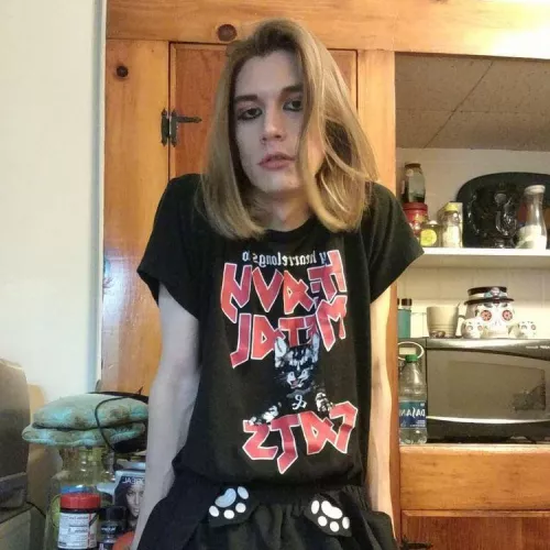 Experimenting with makeup! :3 by Accomplished_Look_95