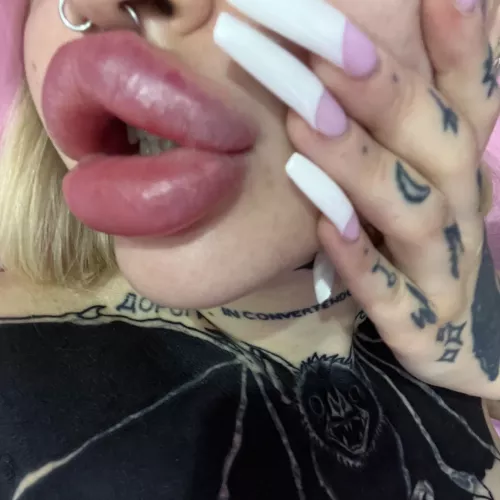 Extreme lips and extreme nails 😍 by nasty_bimbo