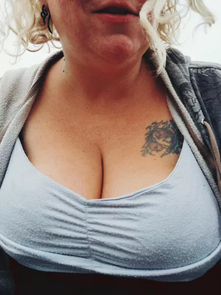 Eyes are up here by lulumellons