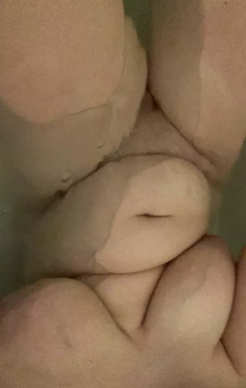 (F) 20, 175lbs, 5’1. Join me in the tub? by jennspan75