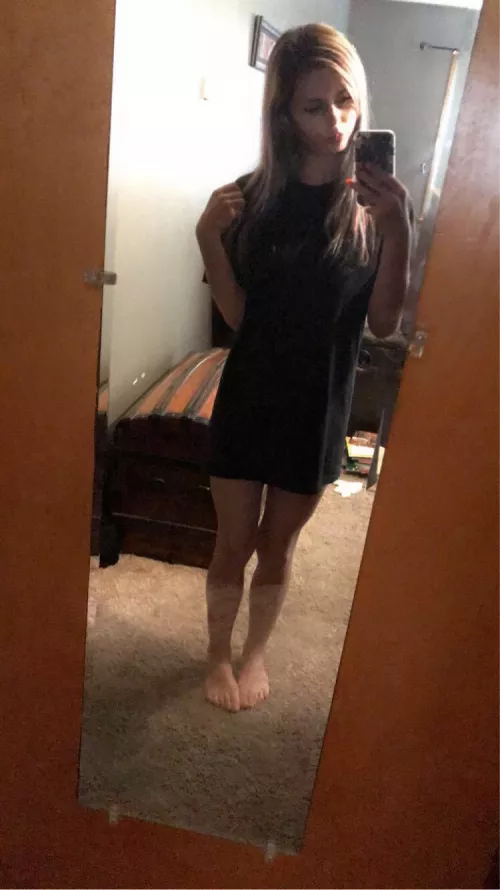 F 25. Do you like 100 pound 5’1 girls in long tees? by LoveApprehensive7290