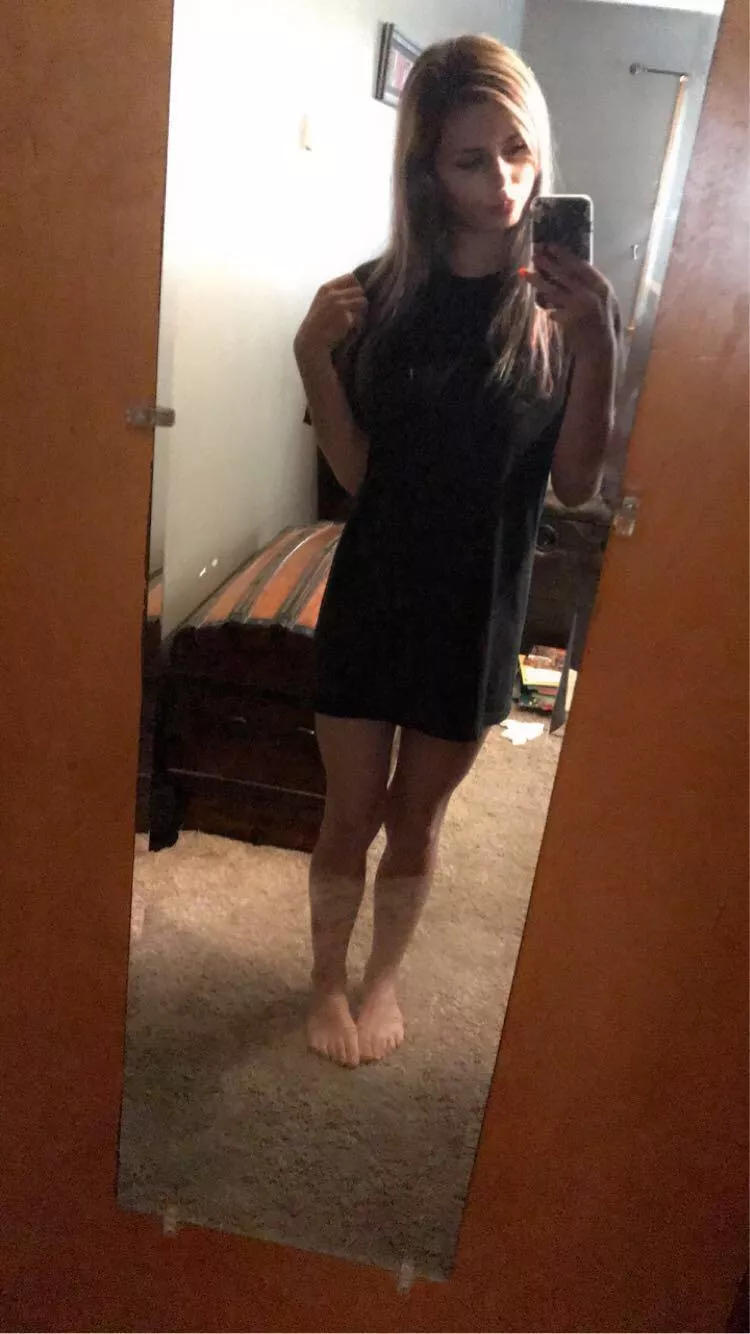 F 25. Do you like 100 pound 5’1 girls in long tees? posted by LoveApprehensive7290