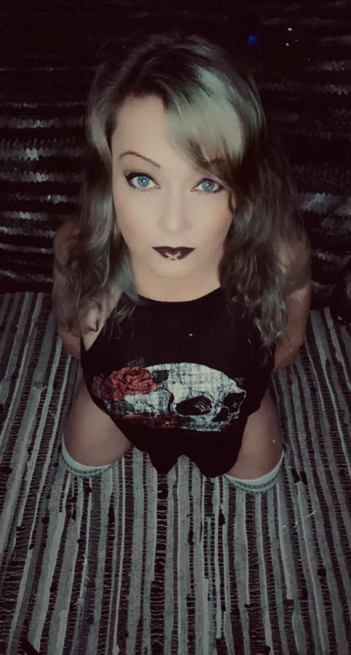 (F) 40 year old milf.. on my knees to please😈 by Old_Paramedic4026