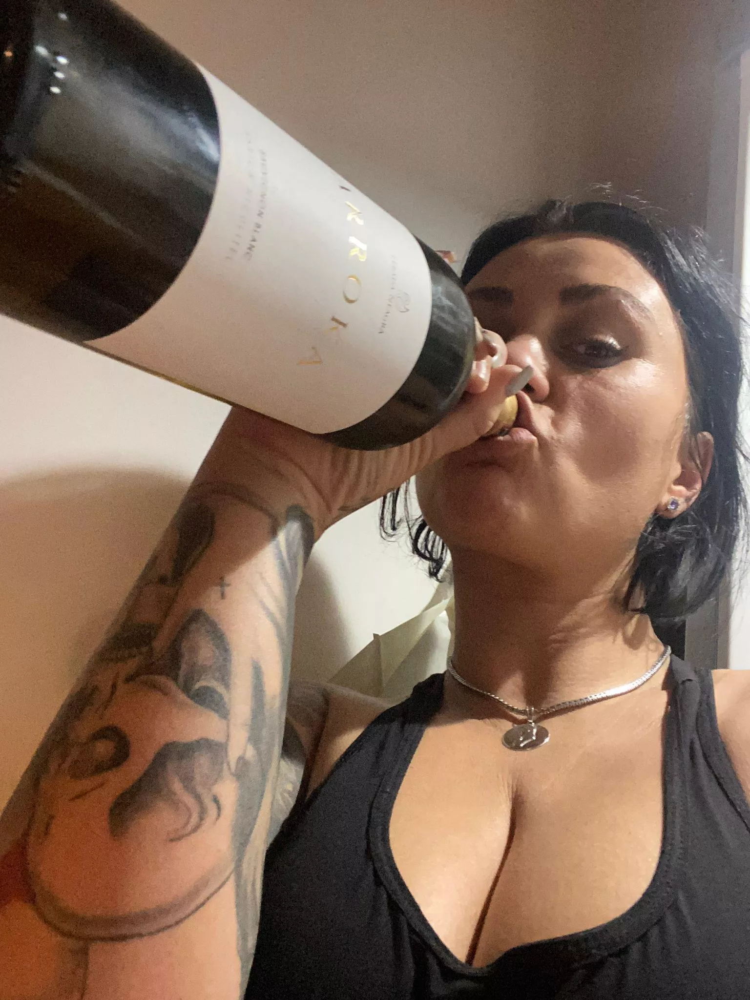 (F) Anybody wanna buy me some bottles of wine? posted by CurvyKassandra