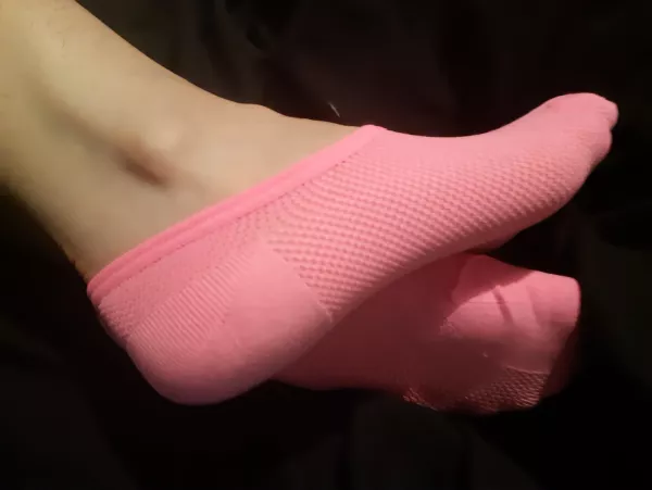 [F] Hello sock babies, I have been away for a while but I am back with new clean socks, nice pink ones Day 1. by Pettieshadow