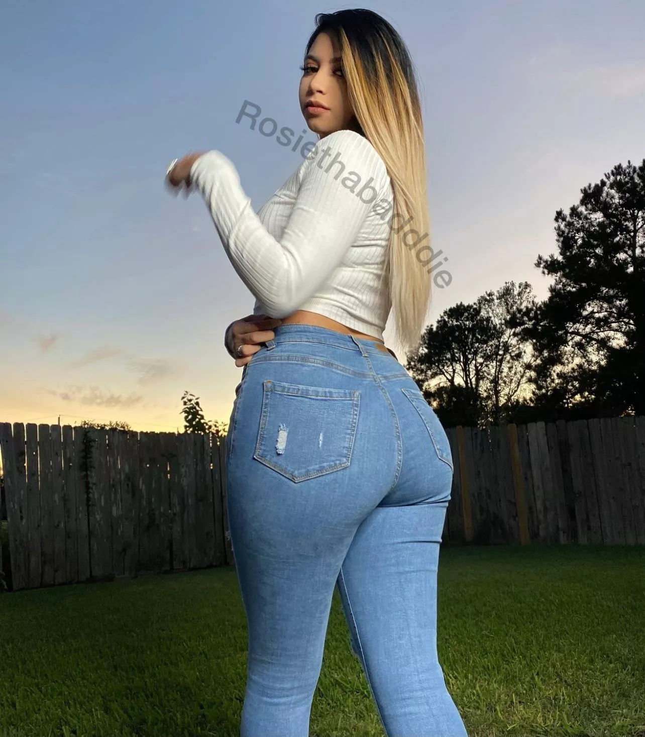 [f] how do these jeans look on me??🤔 posted by rosiebadx