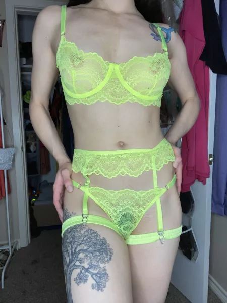 [F] I love how this set looks on me! by lethallabia