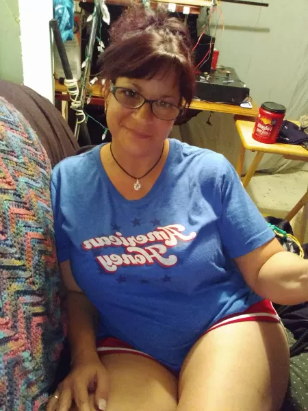 (f) I'm bored and can't sleep. Who wants to keep me entertained by belladonnaforu